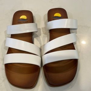 Pair of white sandals. Size 8, new
